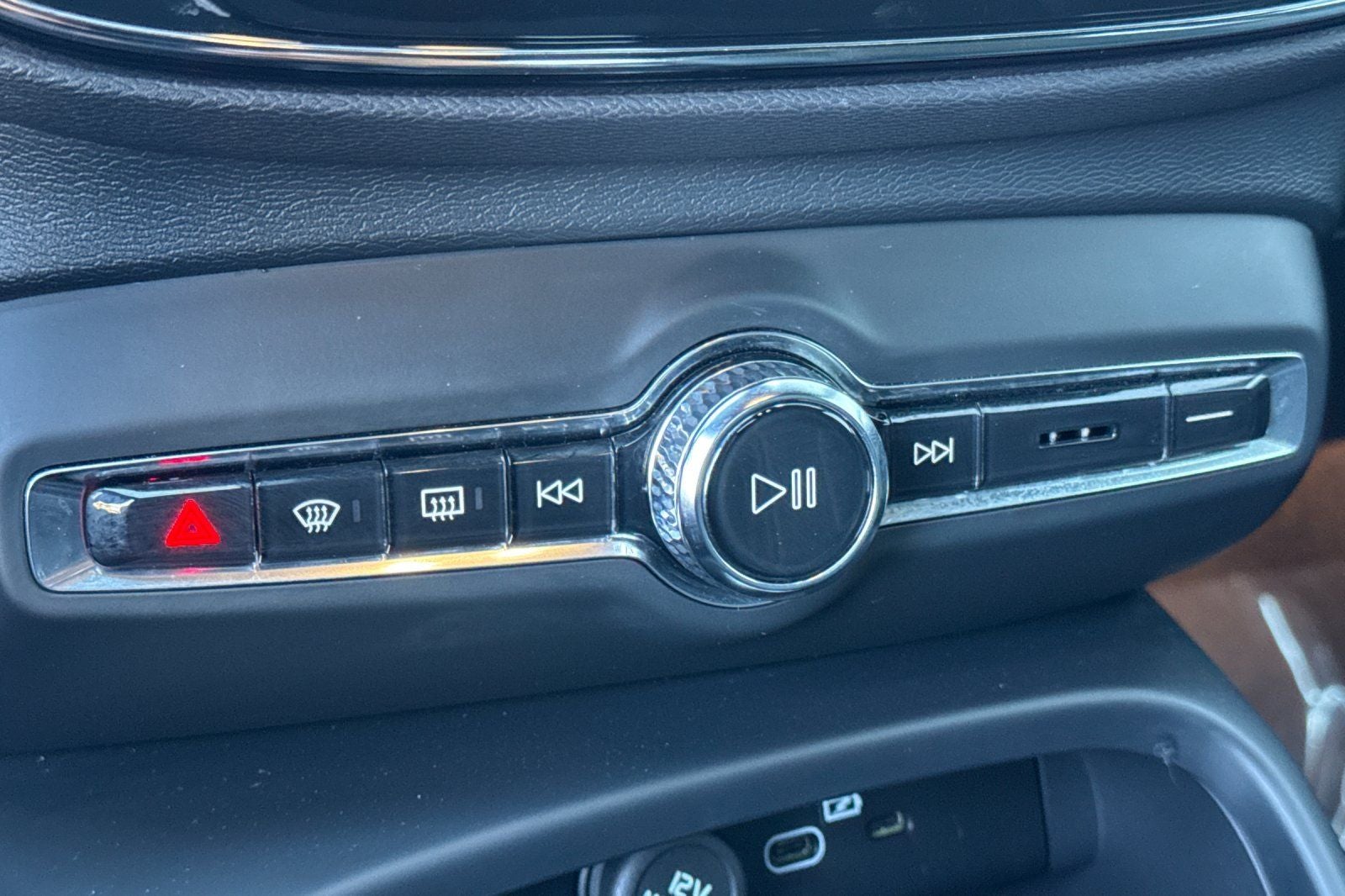 2023 Volvo XC40 B5 Plus Dark Theme