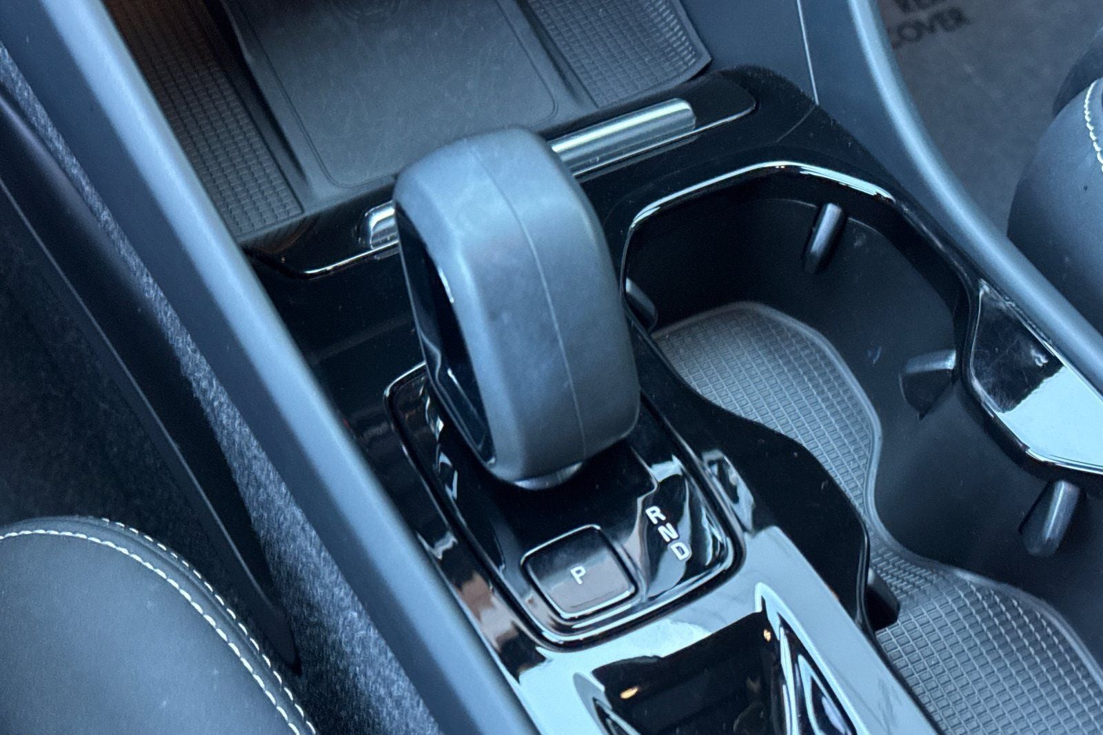 2023 Volvo XC40 B5 Plus Dark Theme