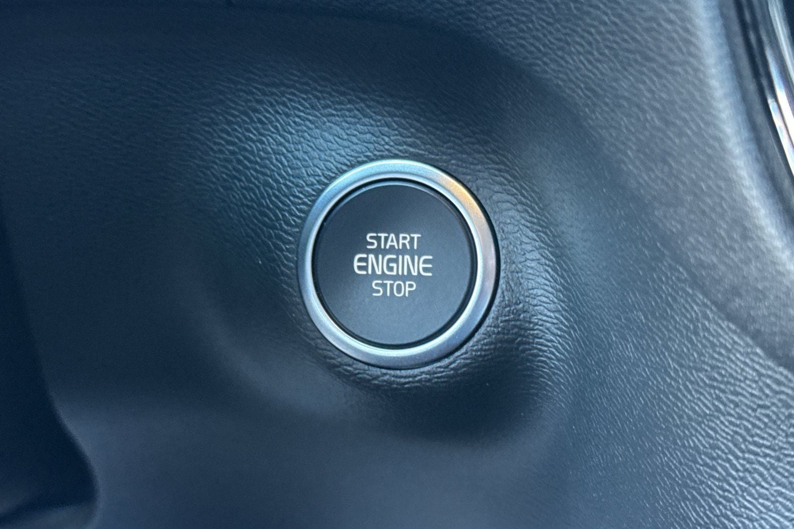 2023 Volvo XC40 B5 Plus Dark Theme