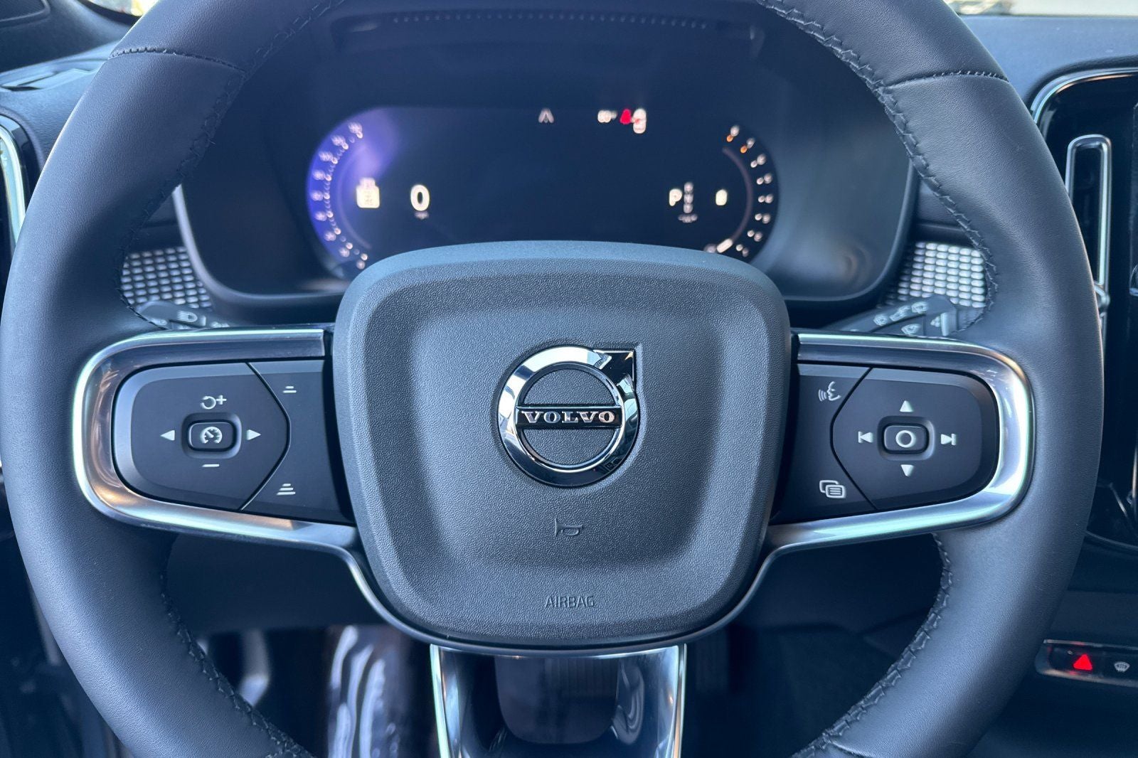 2023 Volvo XC40 B5 Plus Dark Theme