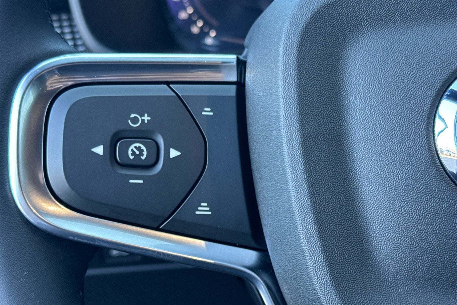 2023 Volvo XC40 B5 Plus Dark Theme