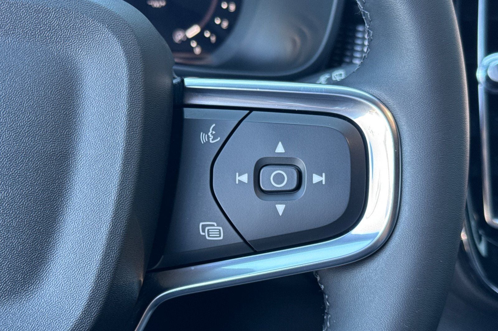 2023 Volvo XC40 B5 Plus Dark Theme