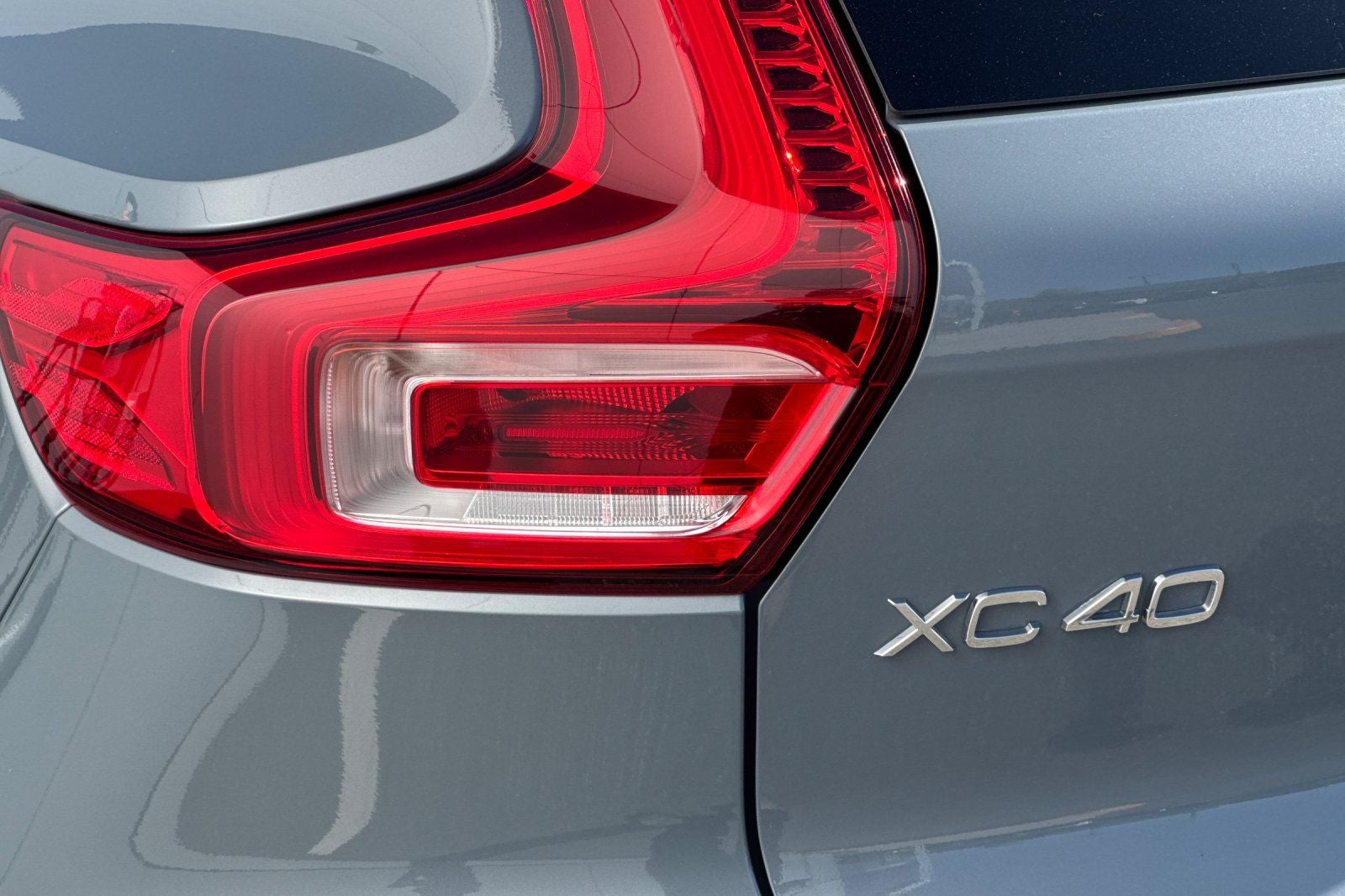 2023 Volvo XC40 B5 Plus Dark Theme