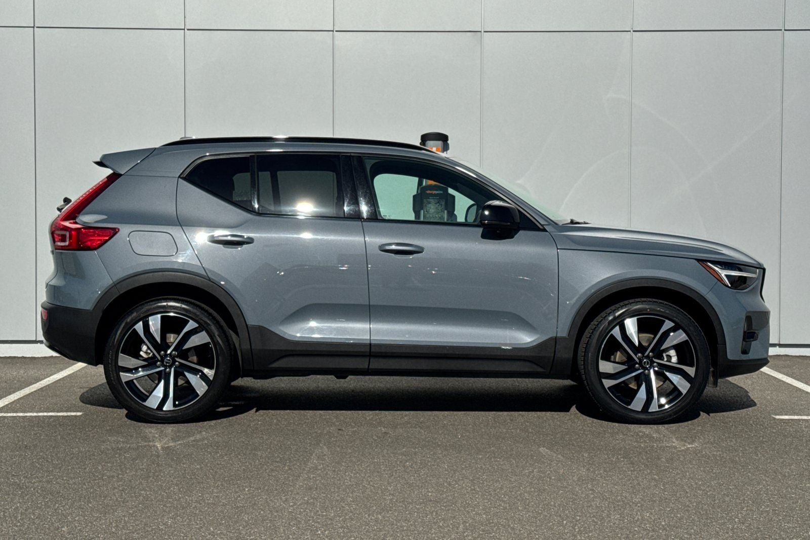 2023 Volvo XC40 B5 Plus Dark Theme