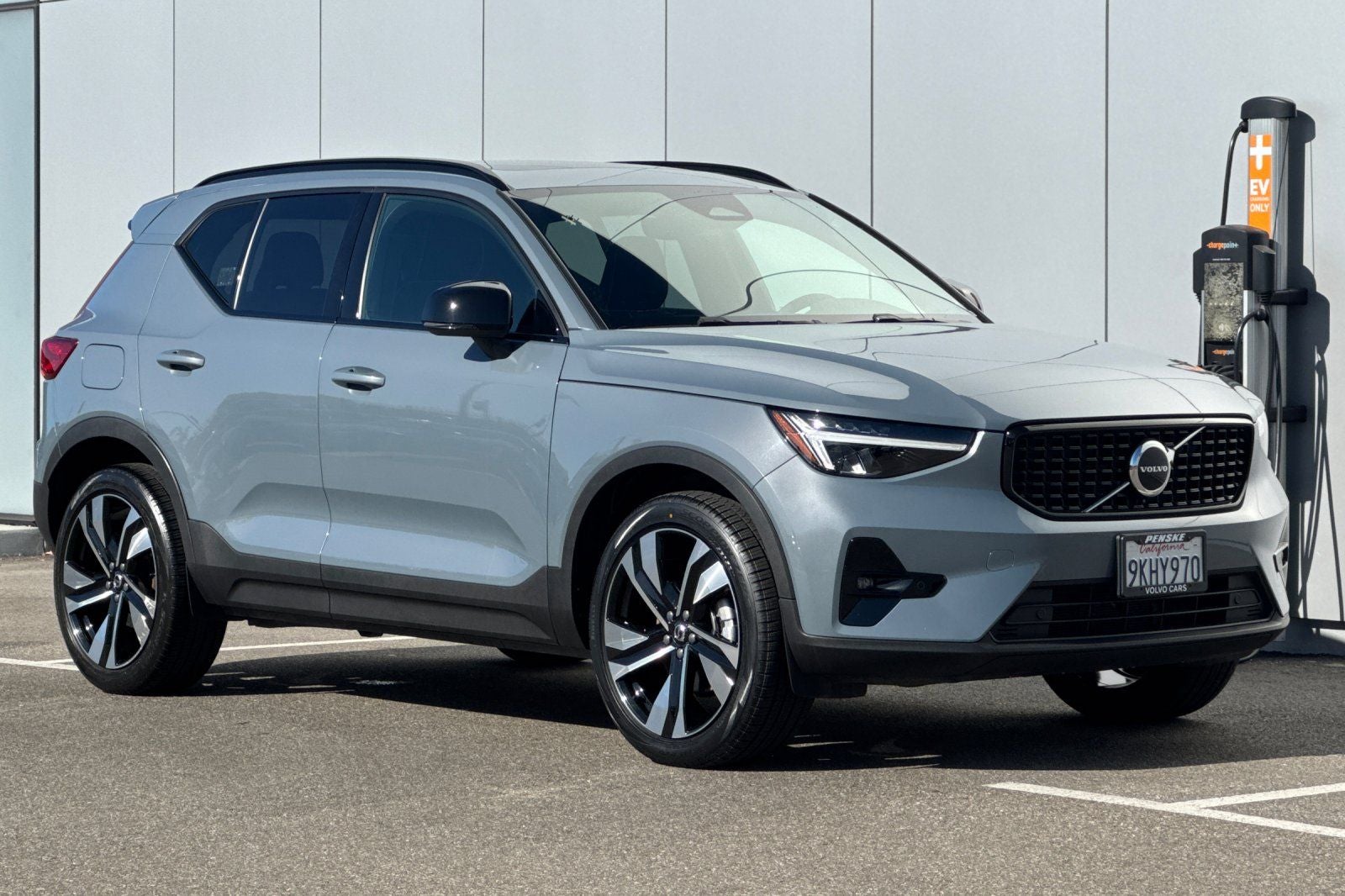 2023 Volvo XC40 B5 Plus Dark Theme