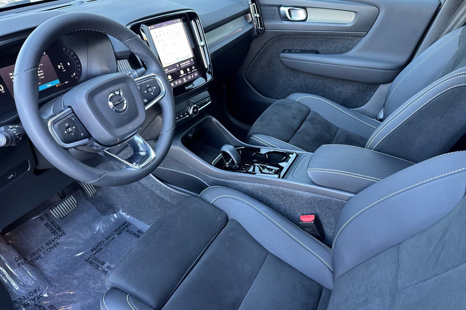 2023 Volvo XC40 B5 Plus Dark Theme
