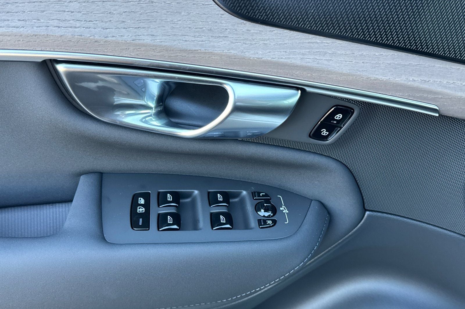 2026 Volvo XC90 B5 Plus