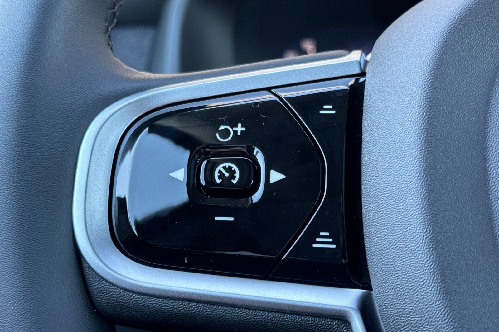 2026 Volvo XC90 B5 Plus