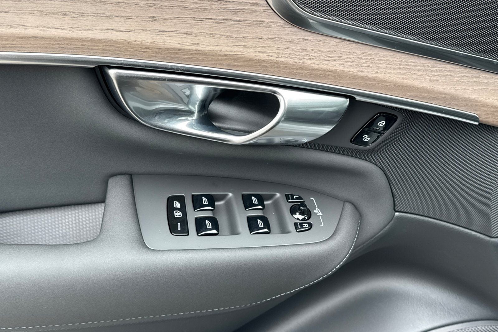 2026 Volvo XC90 B5 Plus