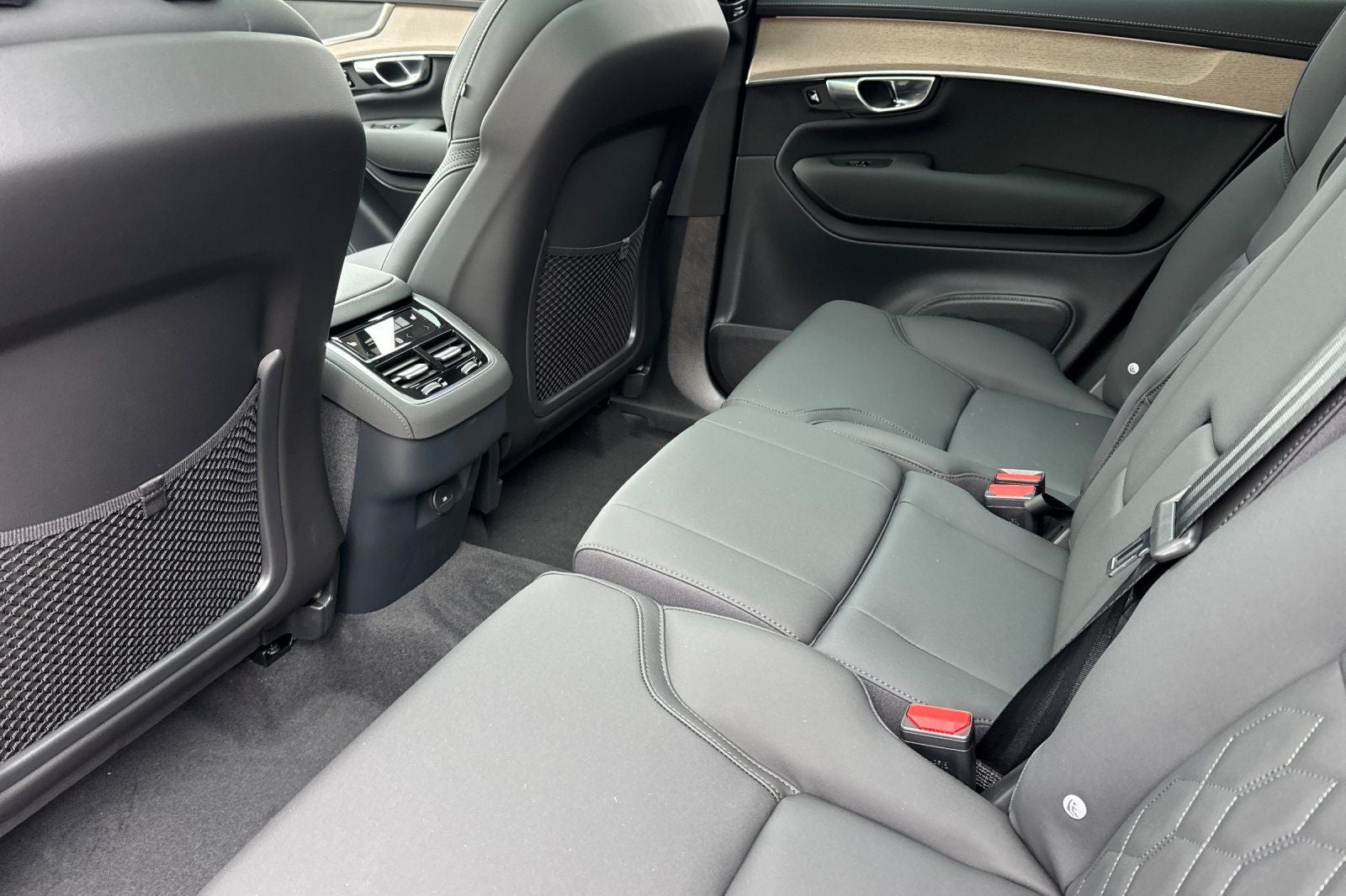 2026 Volvo XC90 B5 Plus