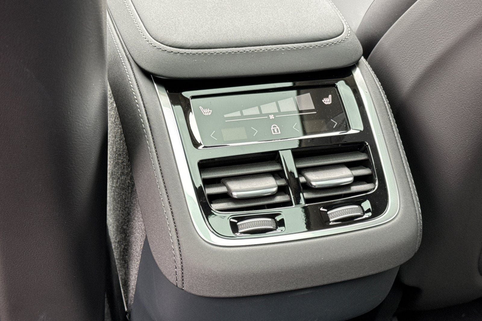 2026 Volvo XC90 B5 Plus