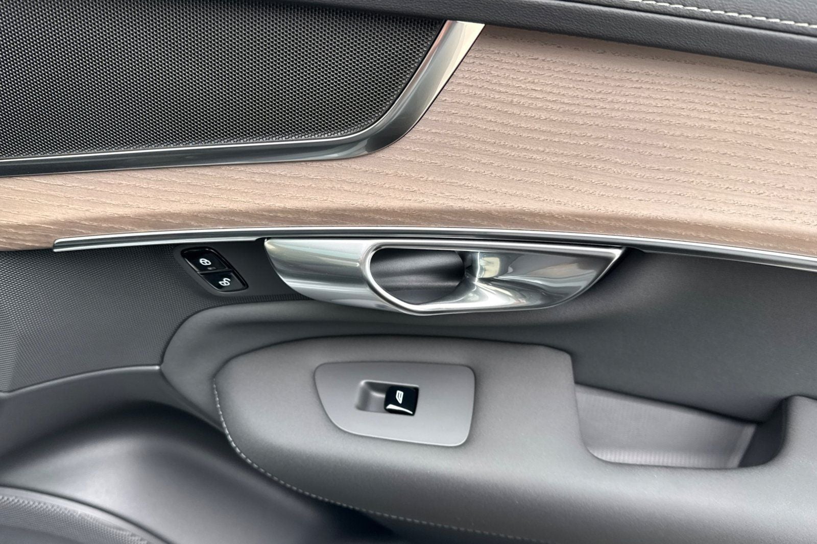2026 Volvo XC90 B5 Plus