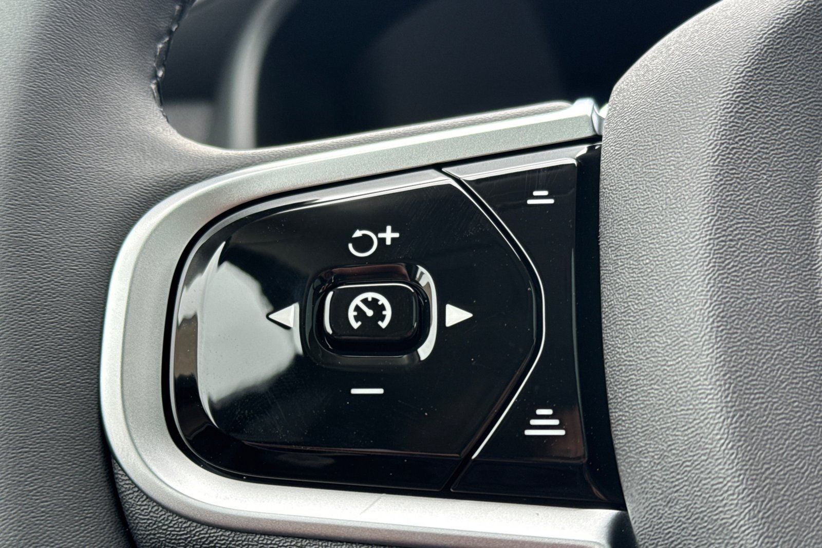 2026 Volvo XC90 B5 Plus