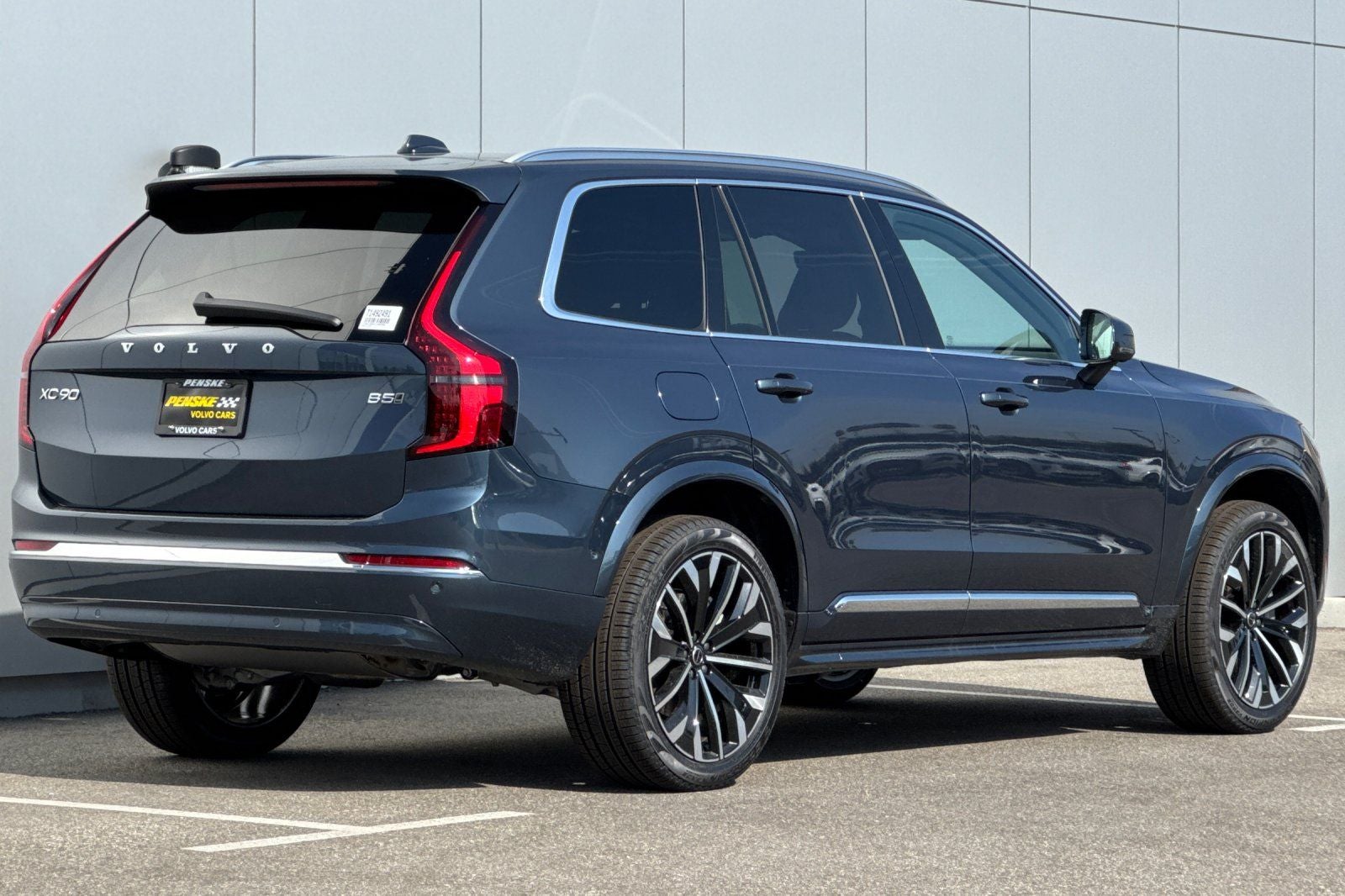 2026 Volvo XC90 B5 Plus