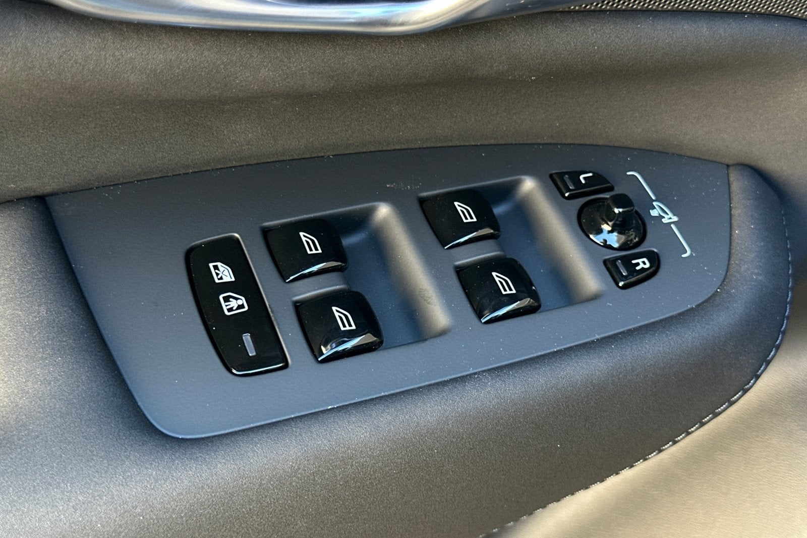 2026 Volvo XC90 B5 Plus