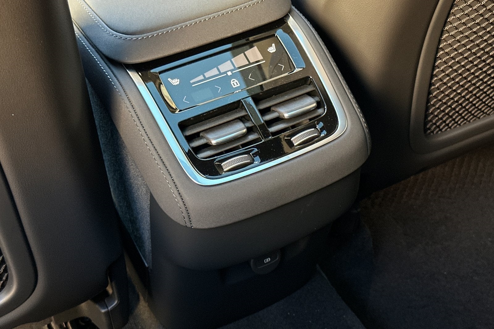 2026 Volvo XC90 B5 Plus