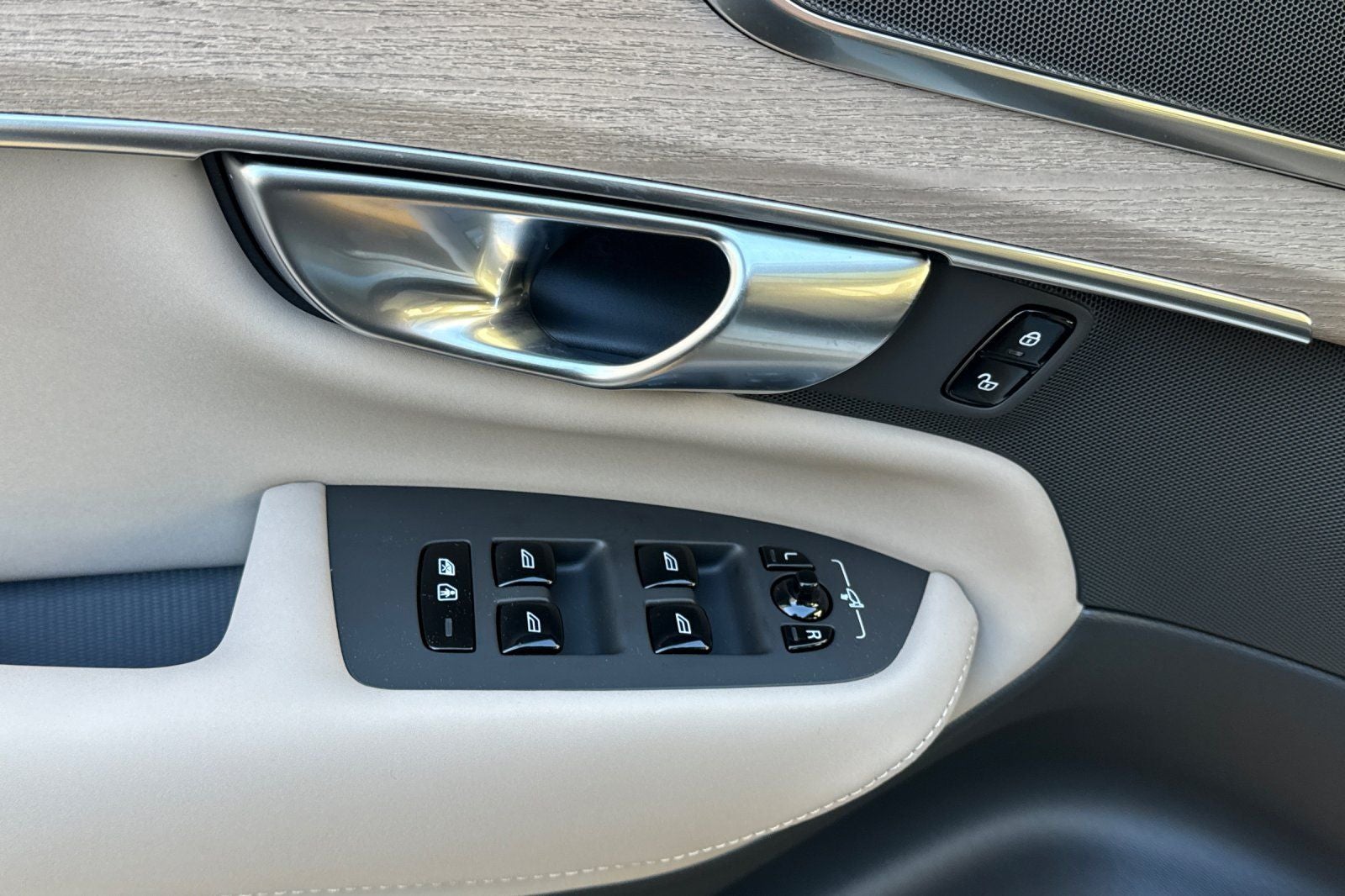 2026 Volvo XC90 B5 Plus