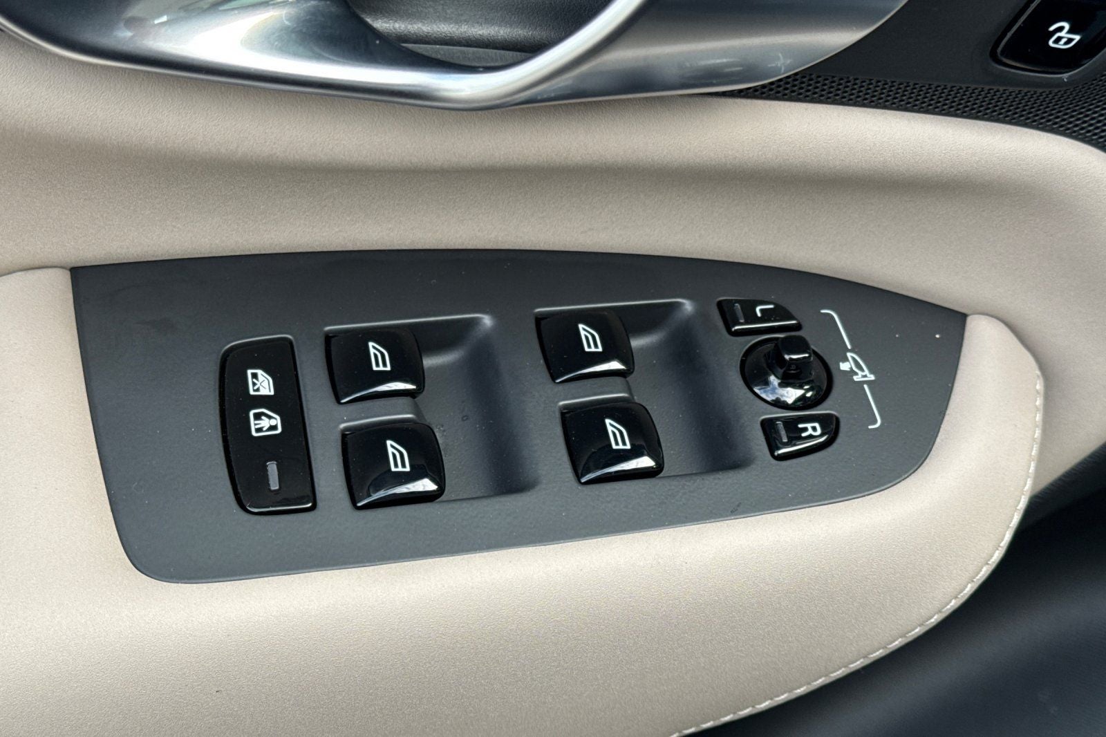 2026 Volvo XC90 B5 Plus