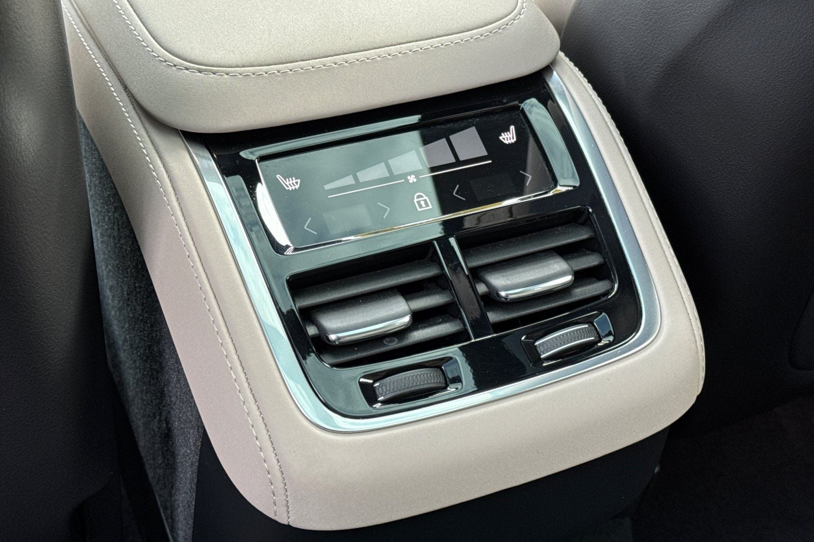 2026 Volvo XC90 B5 Plus