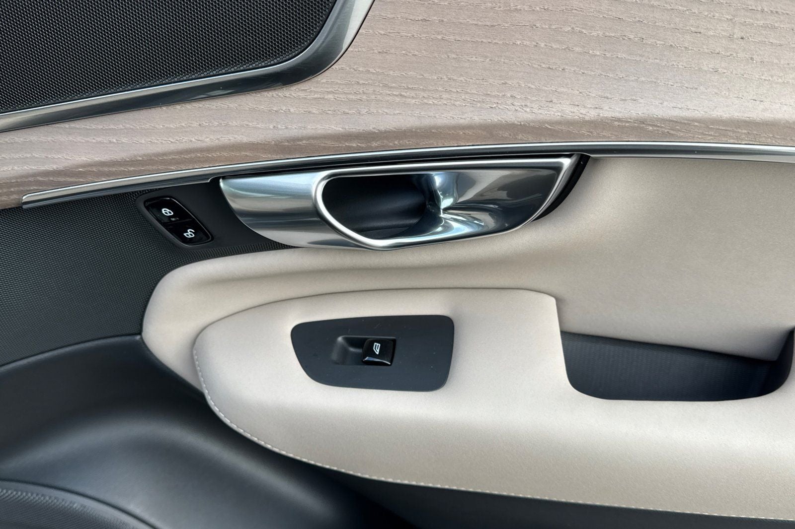 2026 Volvo XC90 B5 Plus