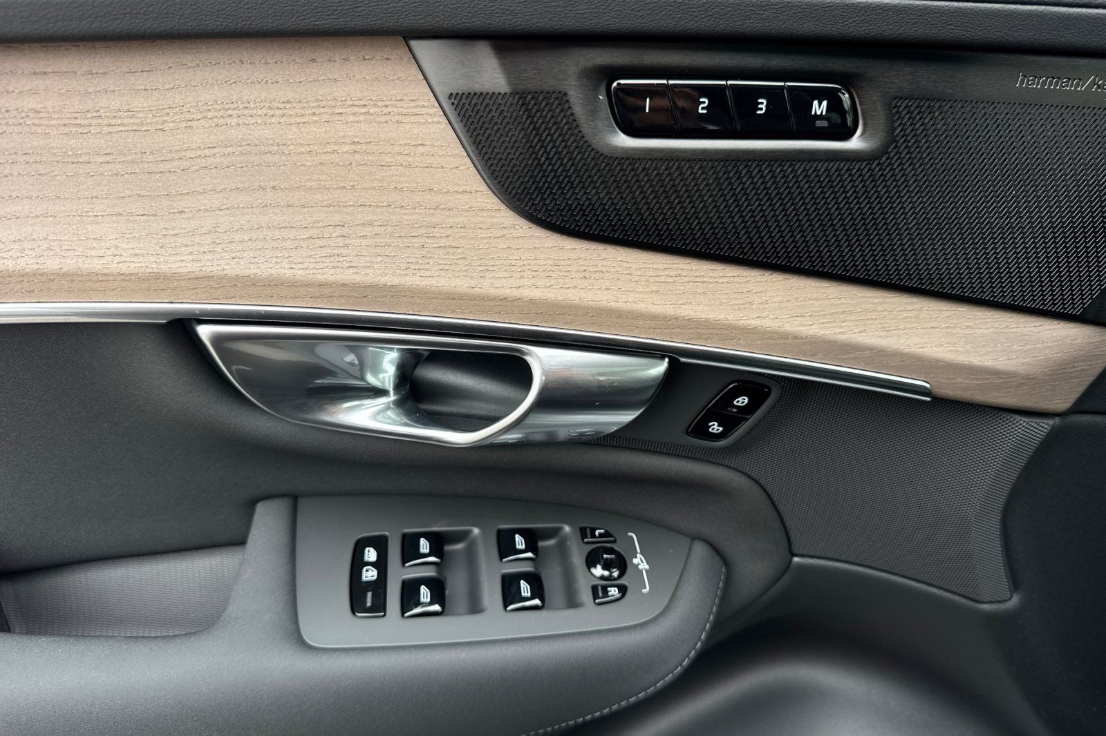 2026 Volvo XC90 B5 Plus