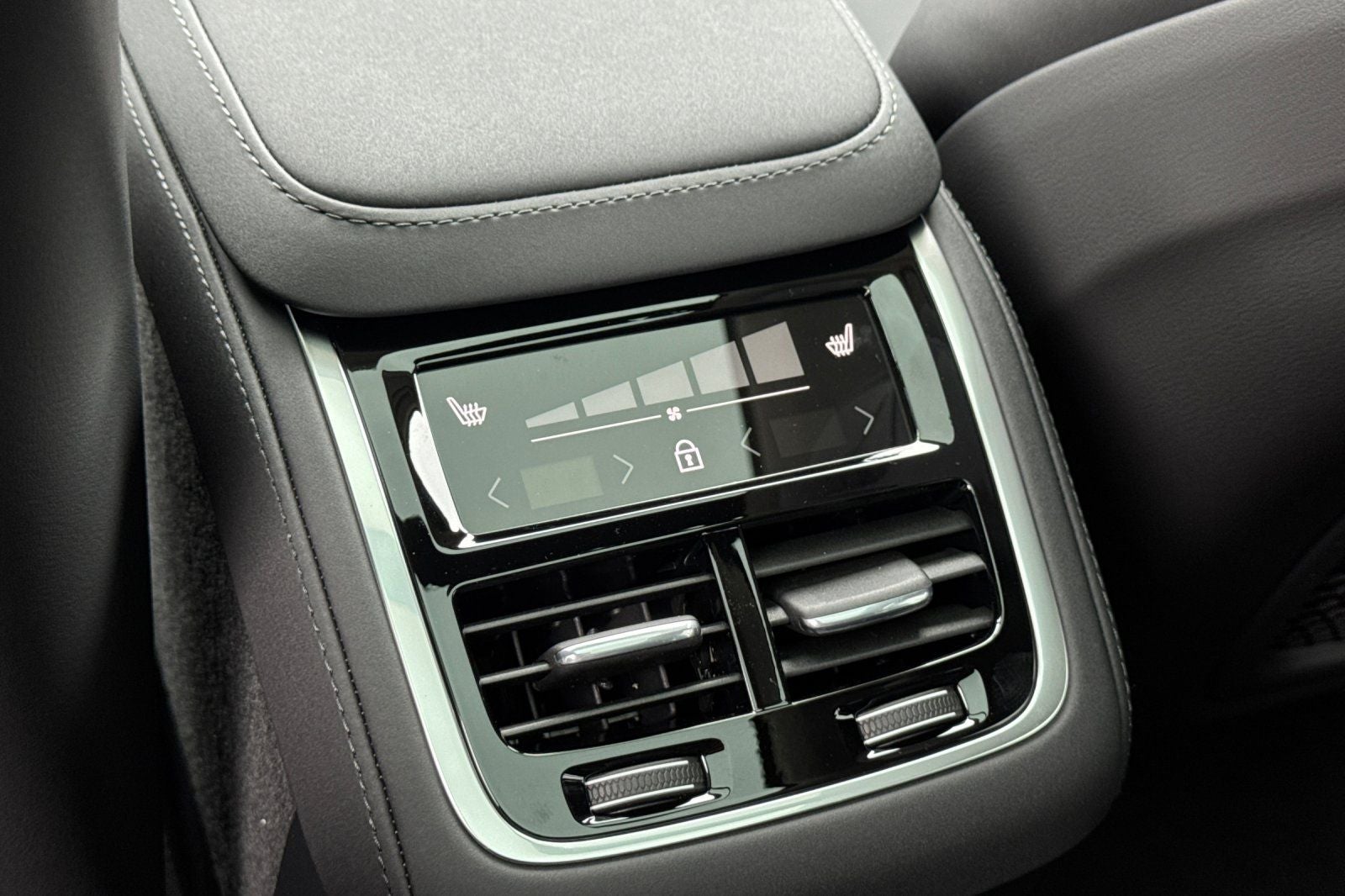 2026 Volvo XC90 B5 Plus