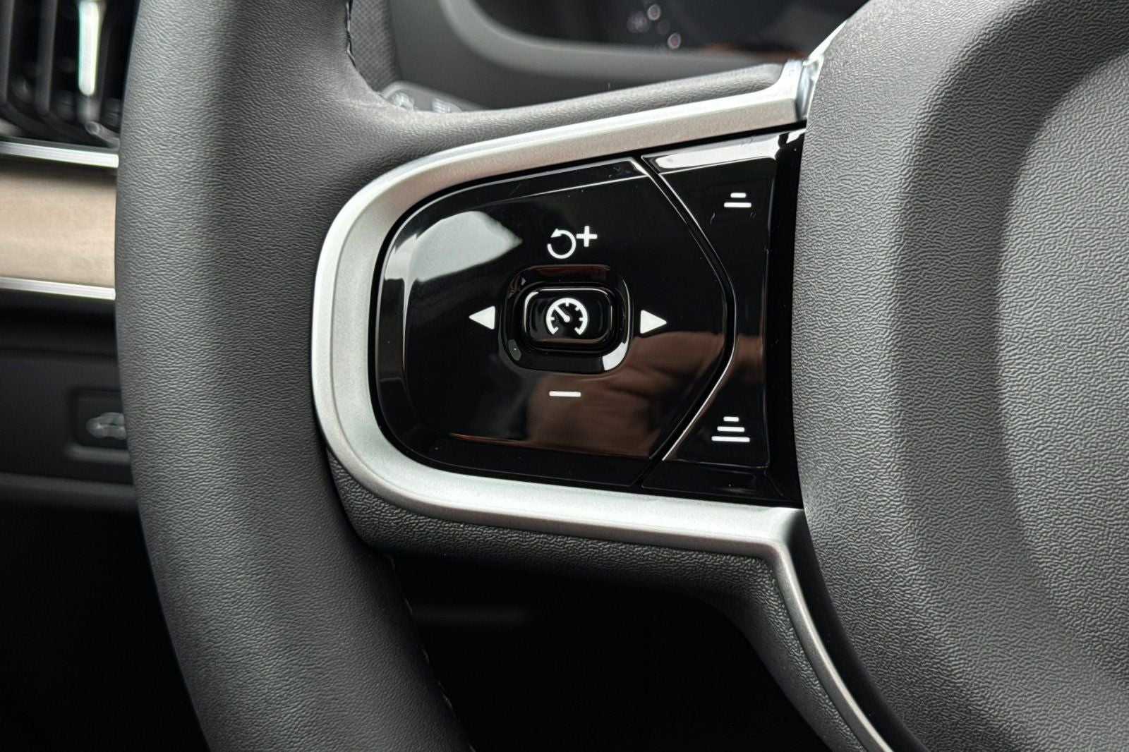 2026 Volvo XC90 B5 Plus