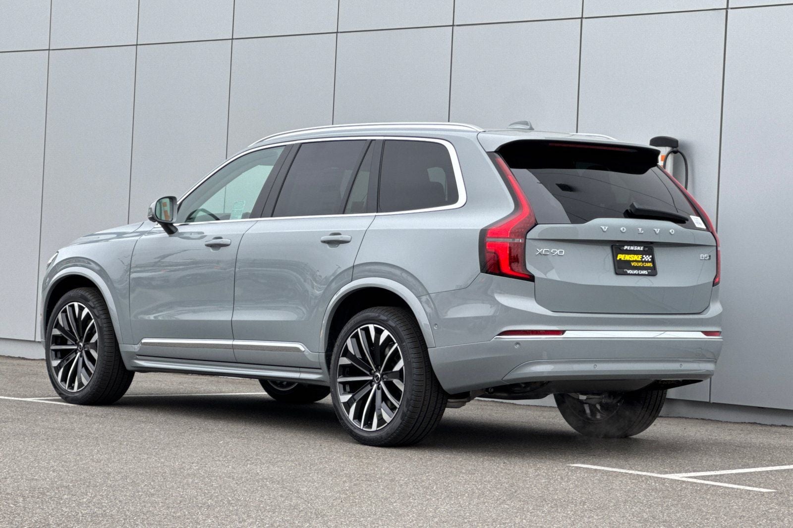 2026 Volvo XC90 B5 Plus