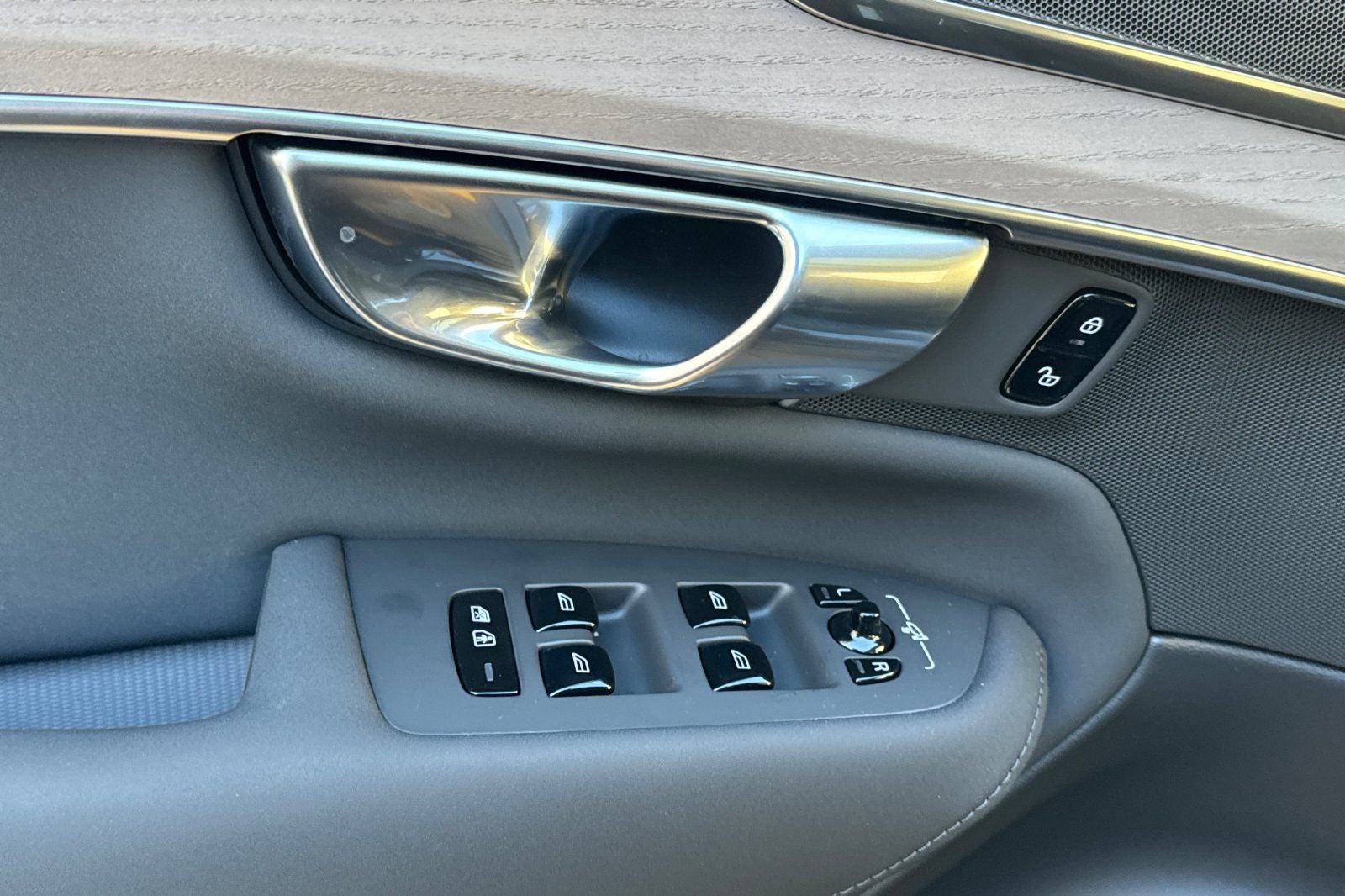 2026 Volvo XC90 B5 Plus