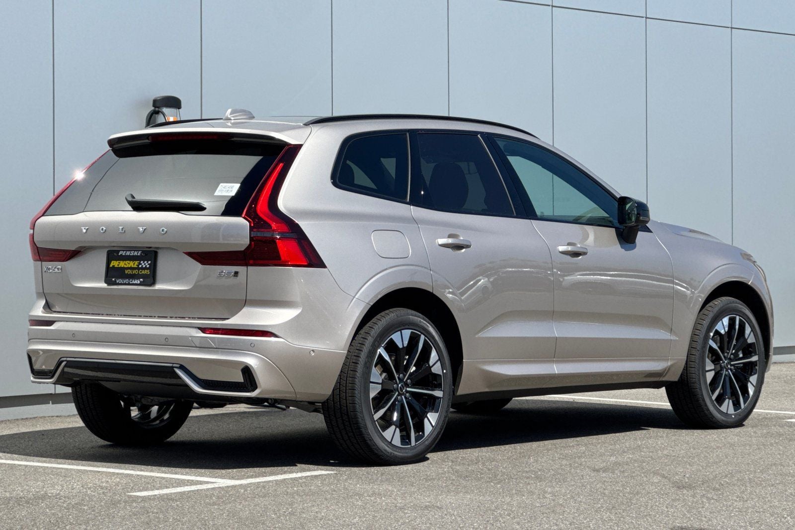 2026 Volvo XC60 B5 Plus