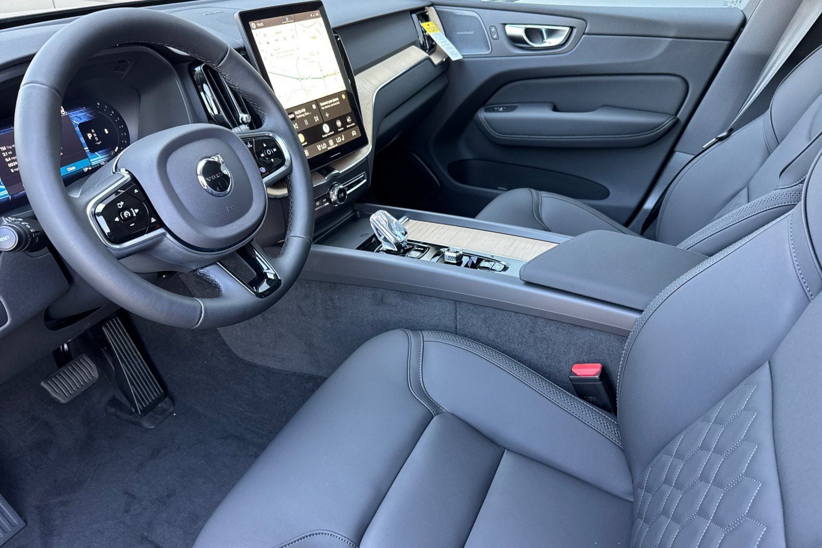 2026 Volvo XC60 B5 Plus