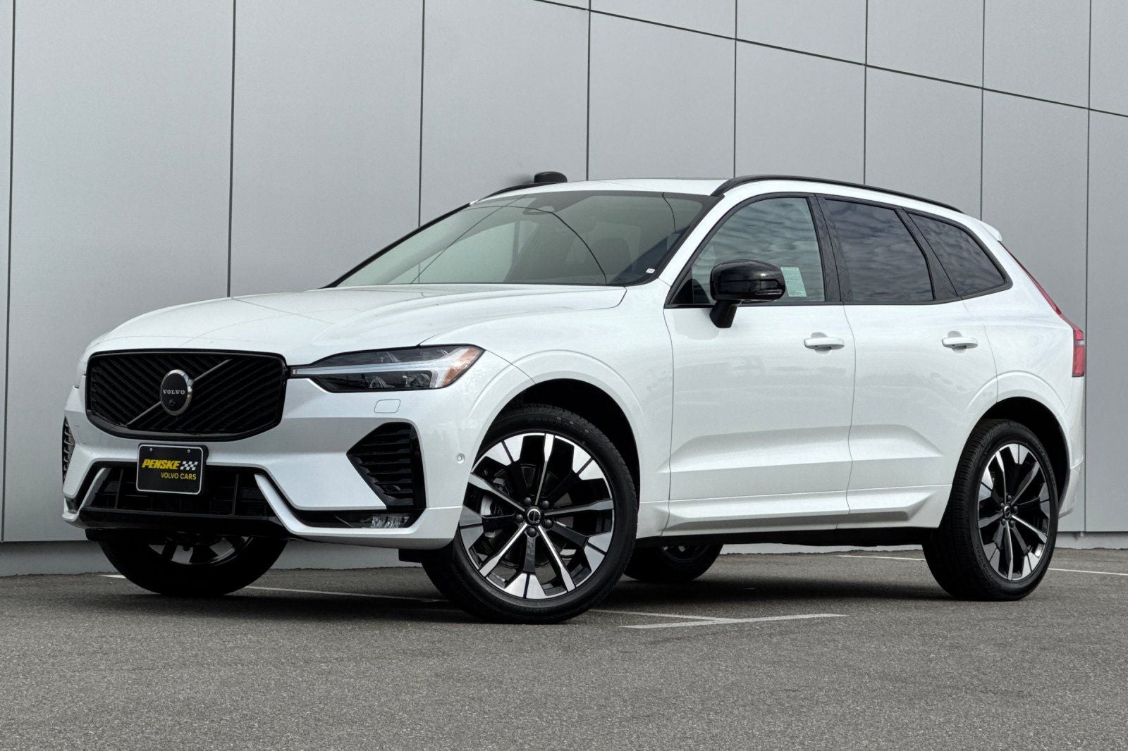 2026 Volvo XC60 B5 Plus