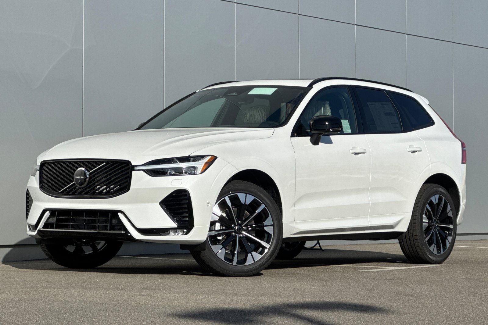 2026 Volvo XC60 B5 Plus