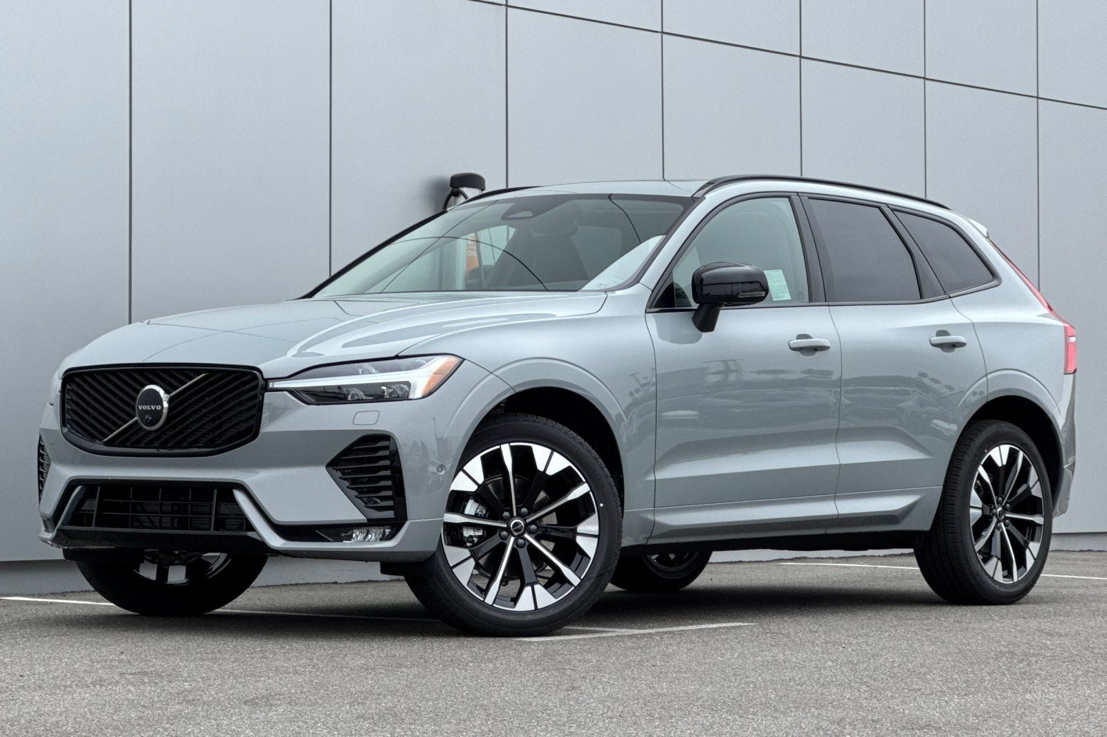 2026 Volvo XC60 B5 Plus