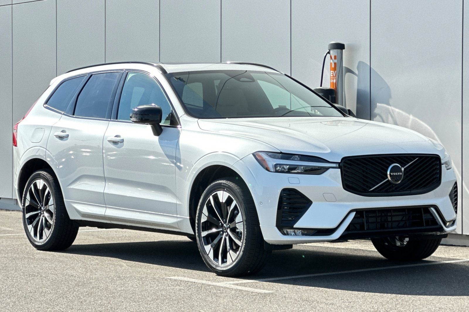 2026 Volvo XC60 B5 Plus