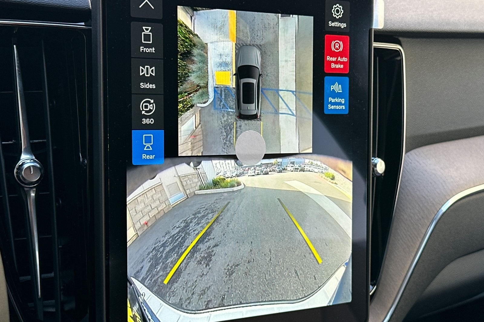 2026 Volvo XC60 B5 Plus