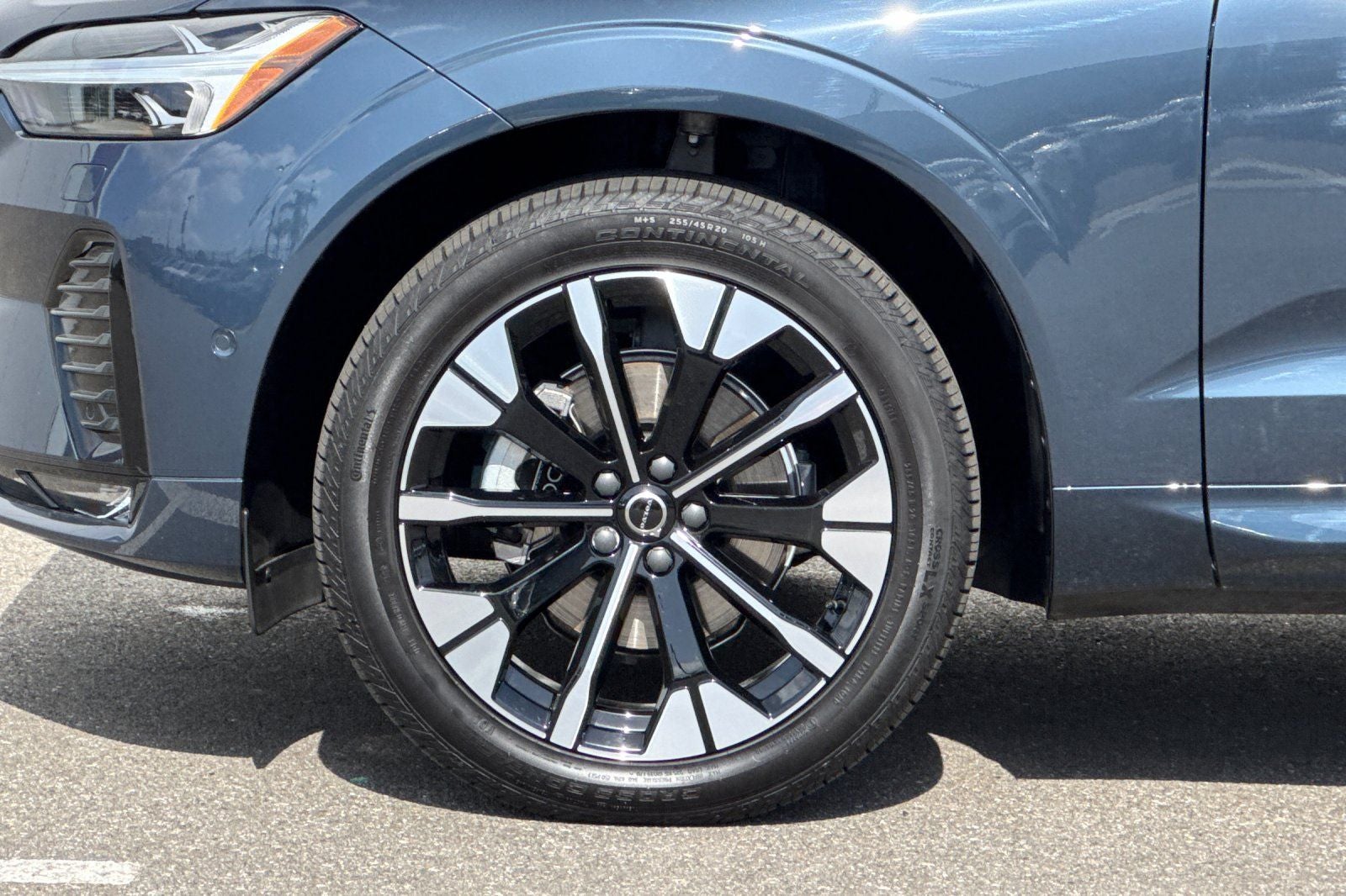2026 Volvo XC60 B5 Plus
