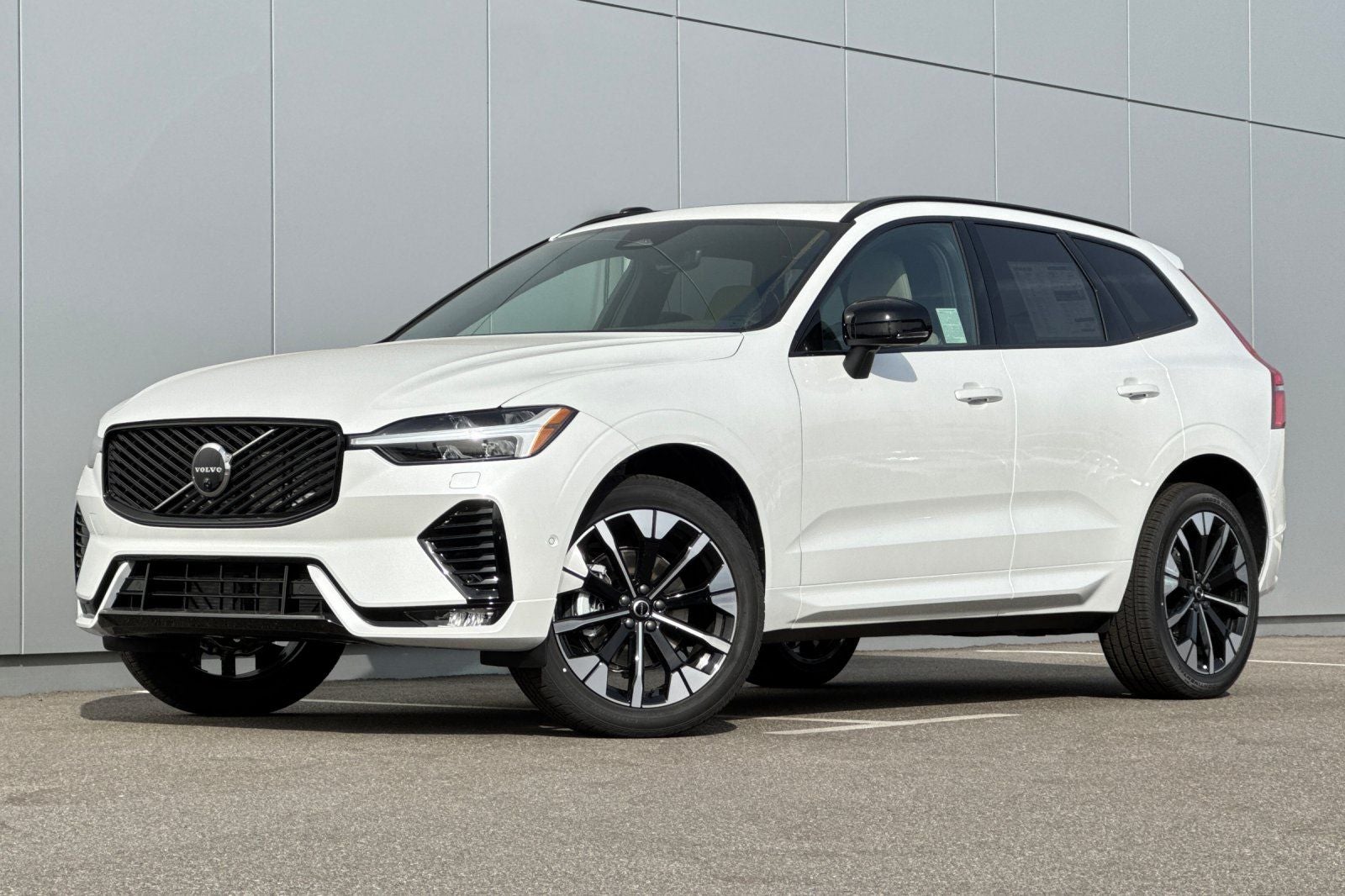 2026 Volvo XC60 B5 Plus