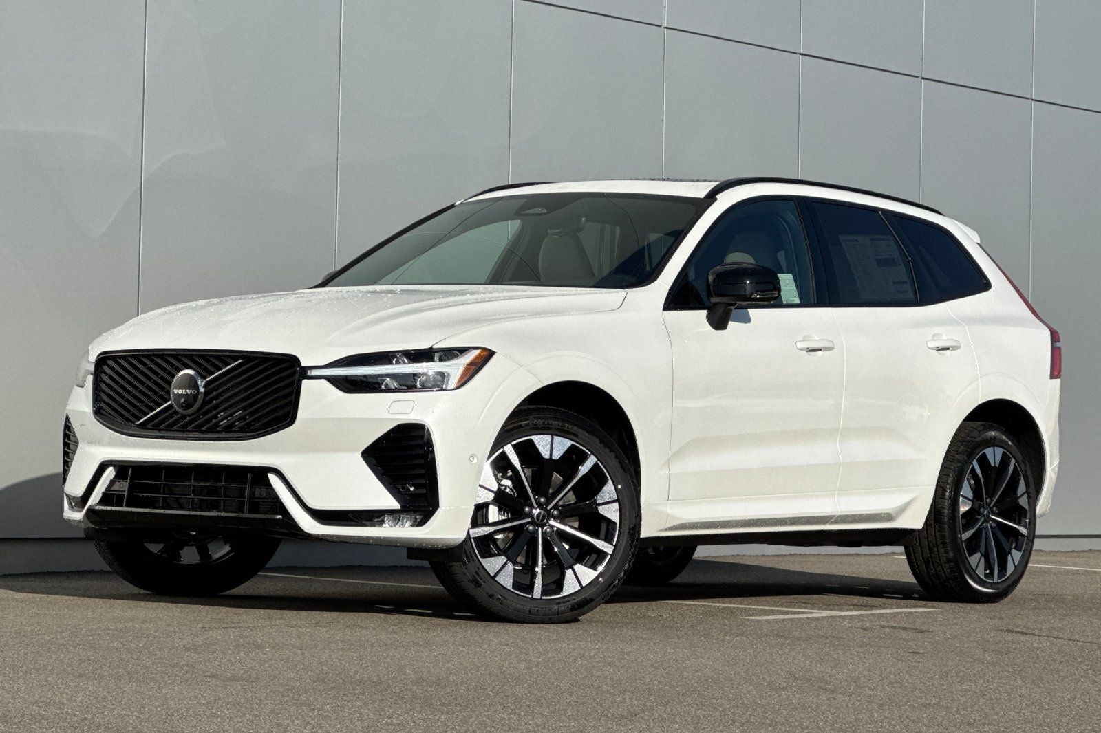 2026 Volvo XC60 B5 Plus