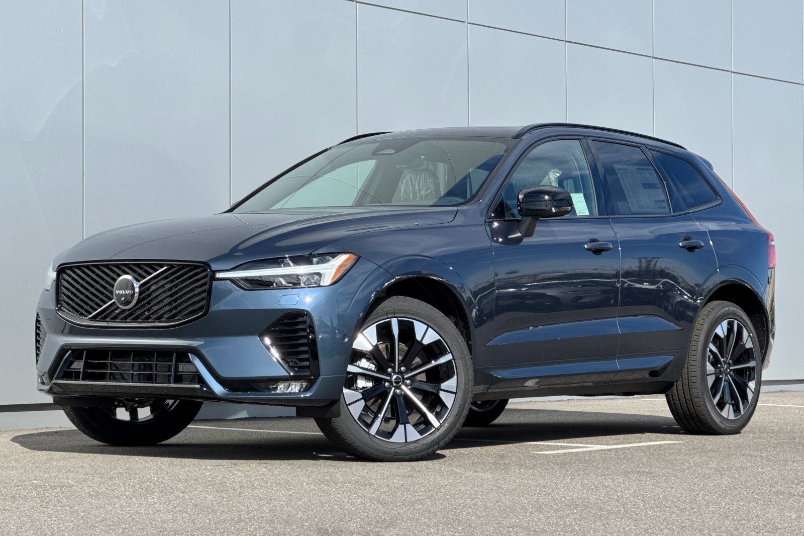 2026 Volvo XC60 B5 Plus