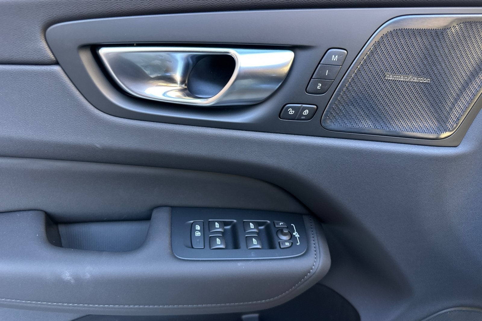 2026 Volvo XC60 B5 Ultra Black Edition