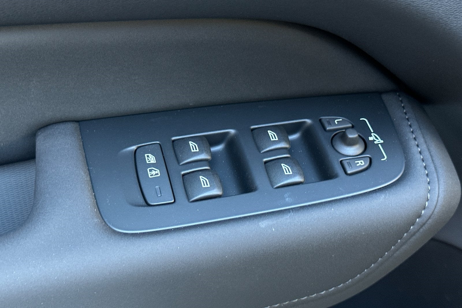 2026 Volvo XC60 B5 Ultra Black Edition