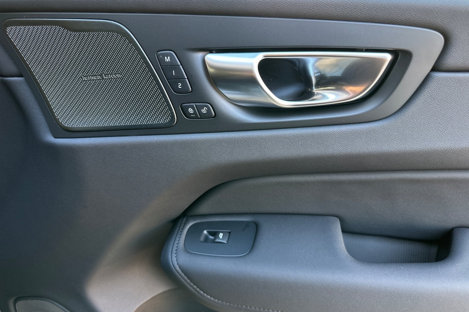 2026 Volvo XC60 B5 Ultra Black Edition