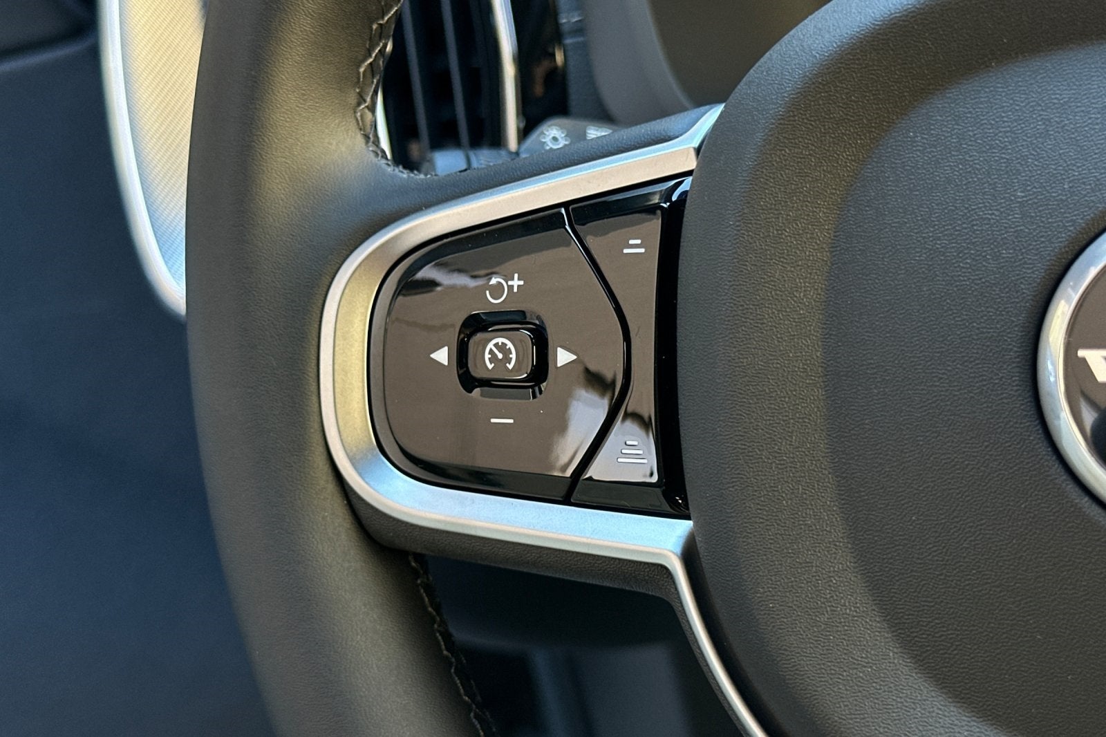 2026 Volvo XC60 B5 Ultra Black Edition