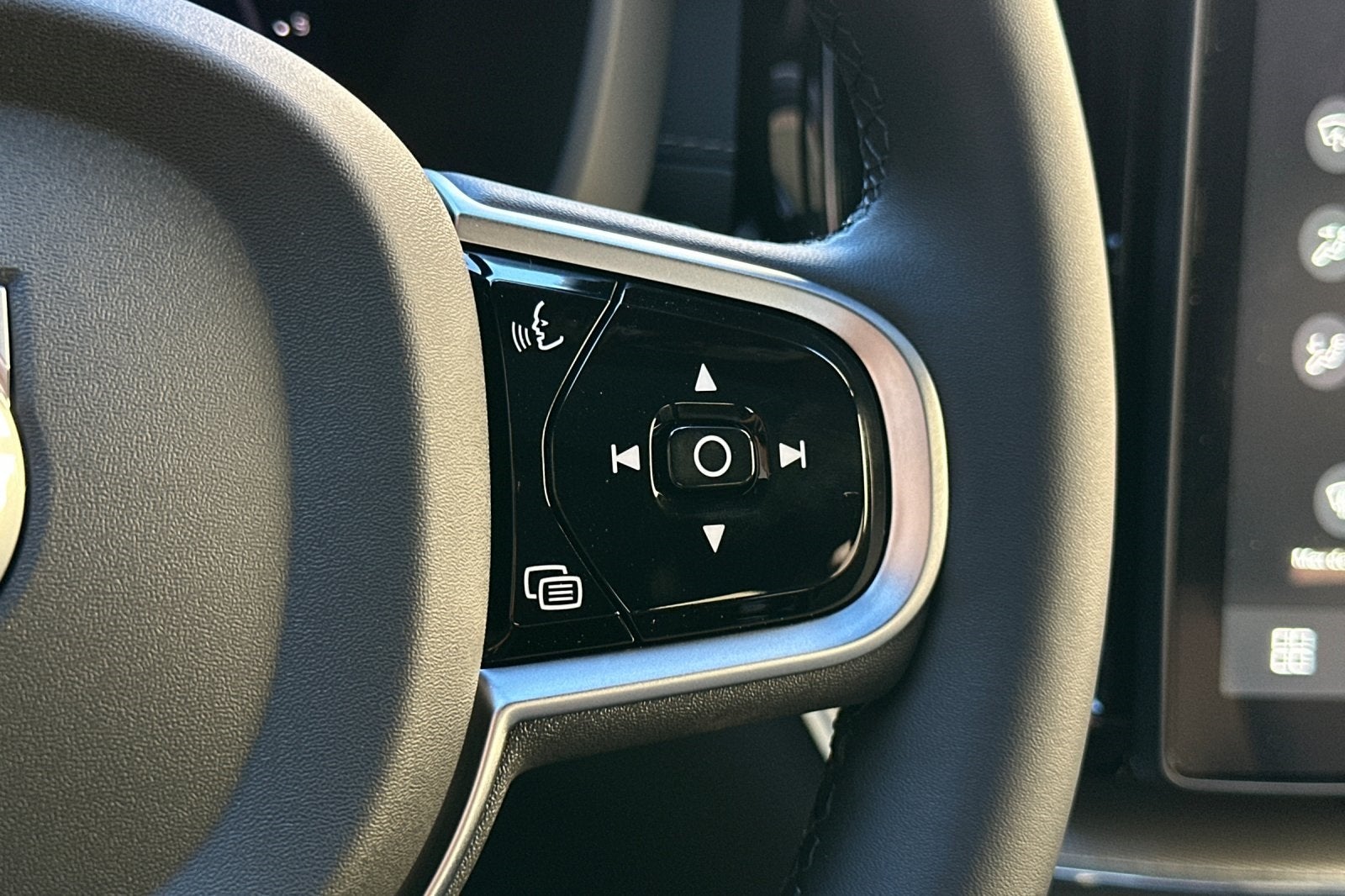 2026 Volvo XC60 B5 Ultra Black Edition