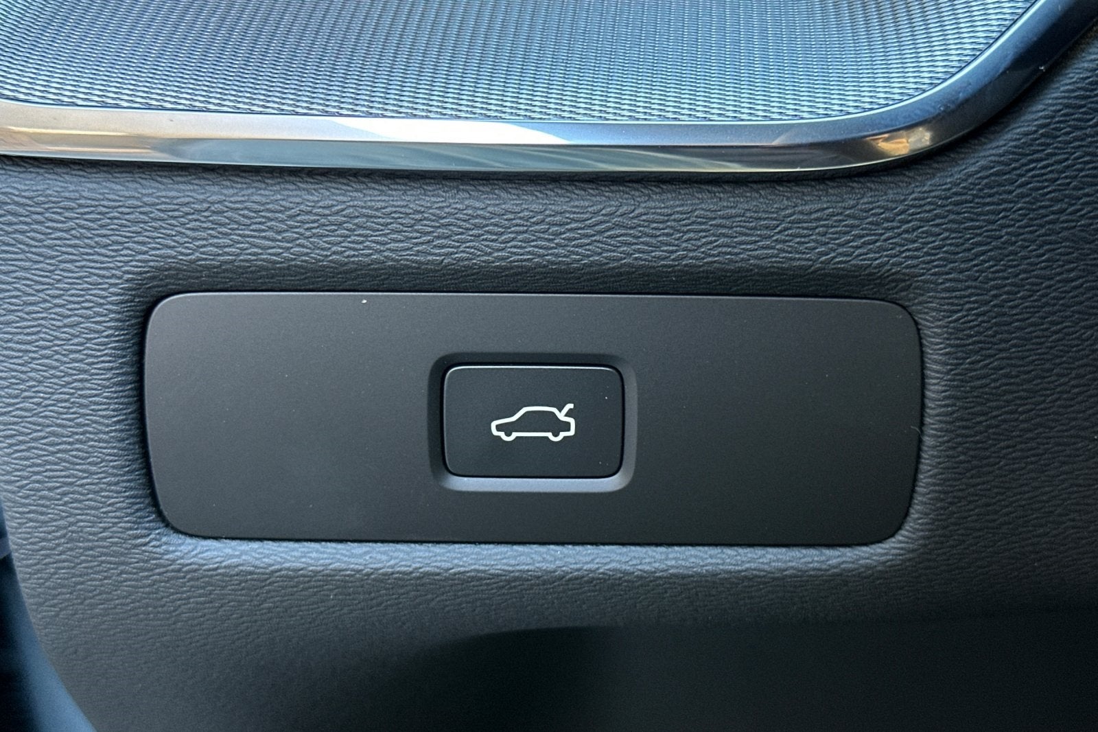 2026 Volvo XC60 B5 Ultra Black Edition