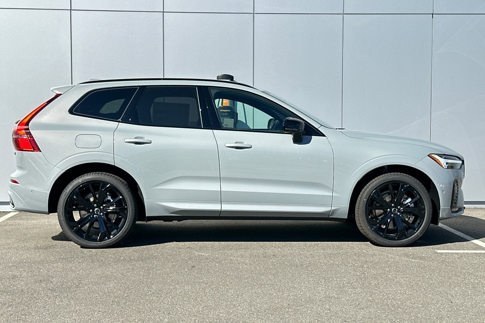 2026 Volvo XC60 B5 Ultra Black Edition