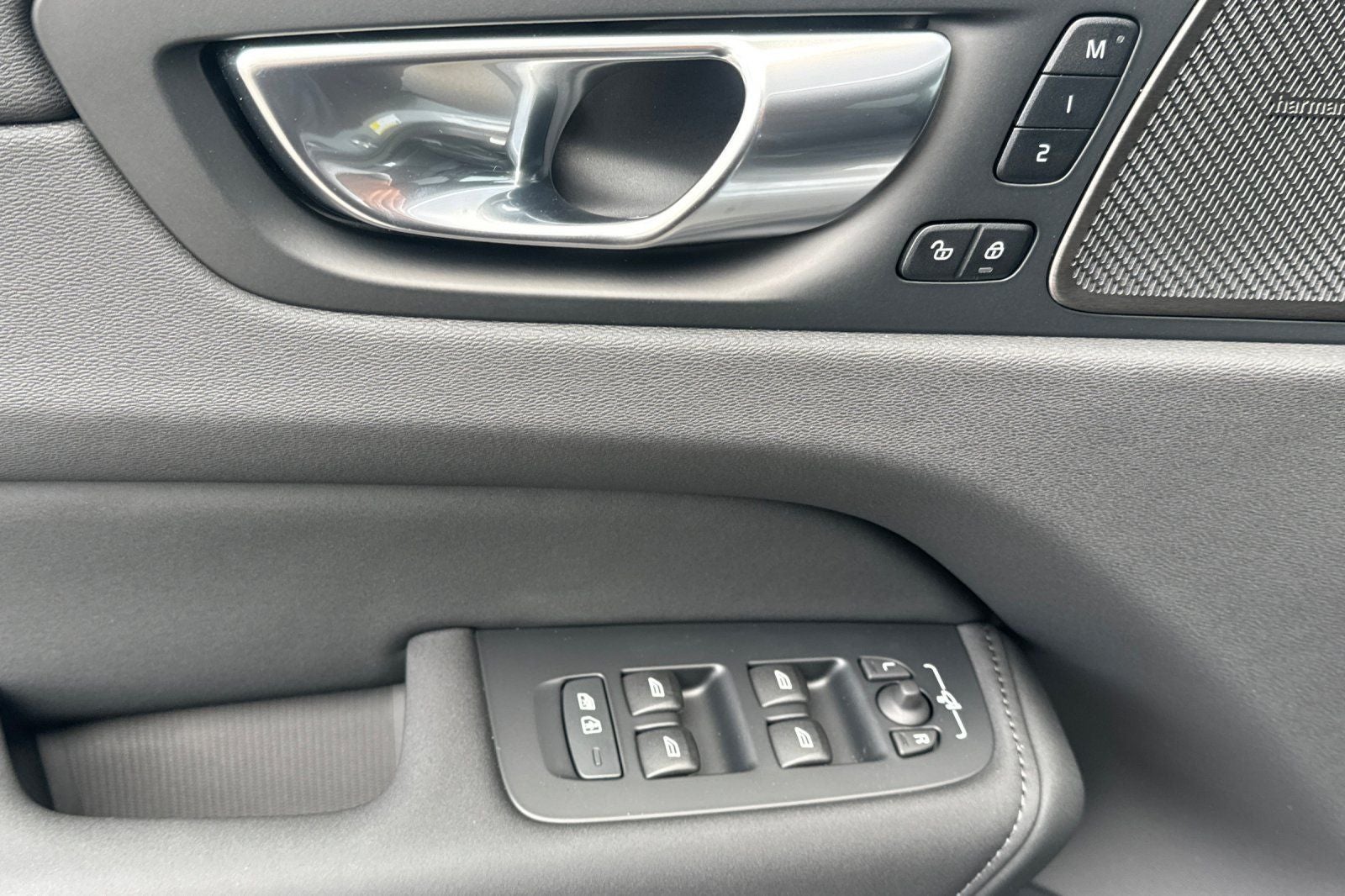 2026 Volvo XC60 B5 Ultra Black Edition