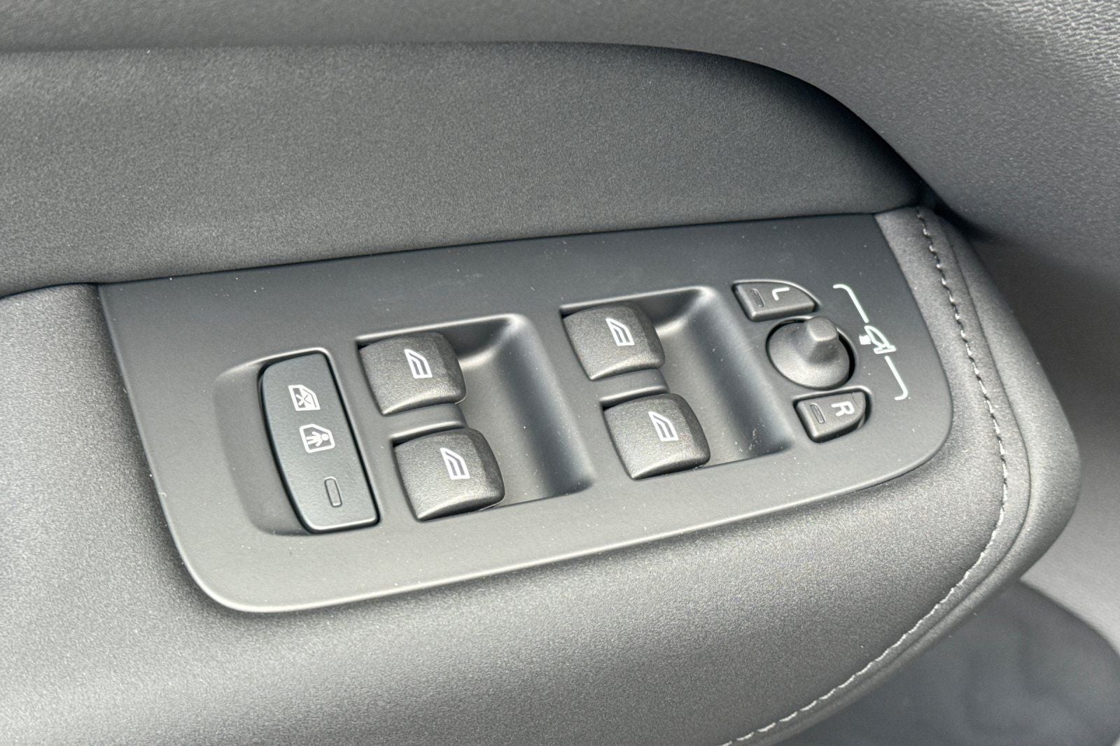 2026 Volvo XC60 B5 Ultra Black Edition