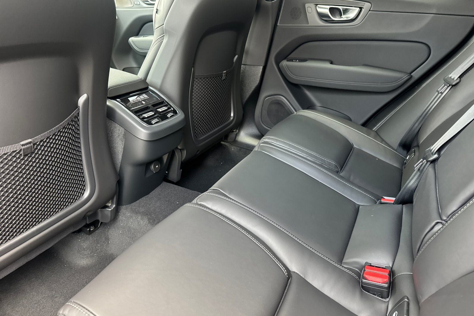 2026 Volvo XC60 B5 Ultra Black Edition